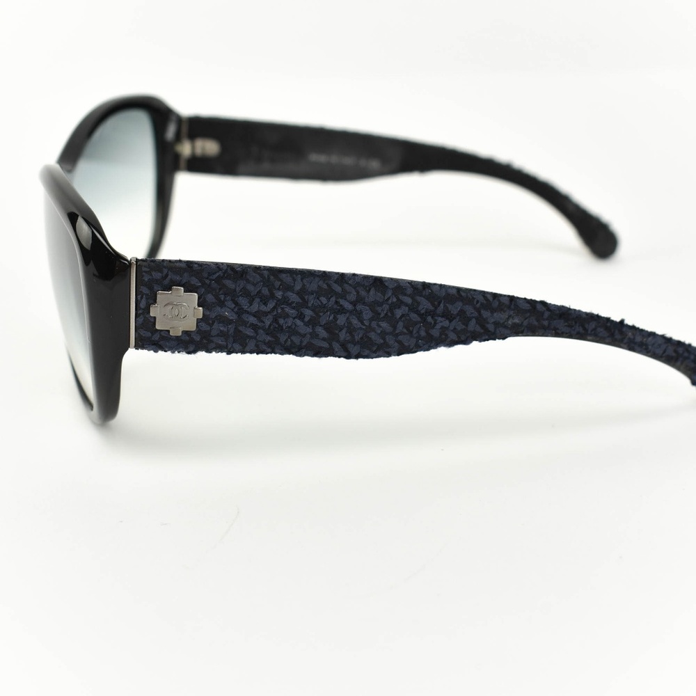 CHANEL: Black/Navy Blue, Tweed & CC Sunglasses de - Picture 2 of 8